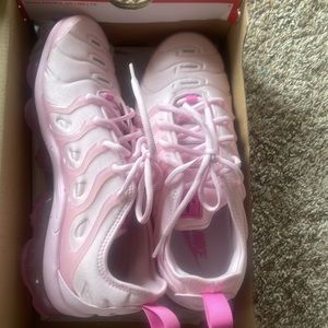 Nike W Air Vapormax plus pink tennis shoes